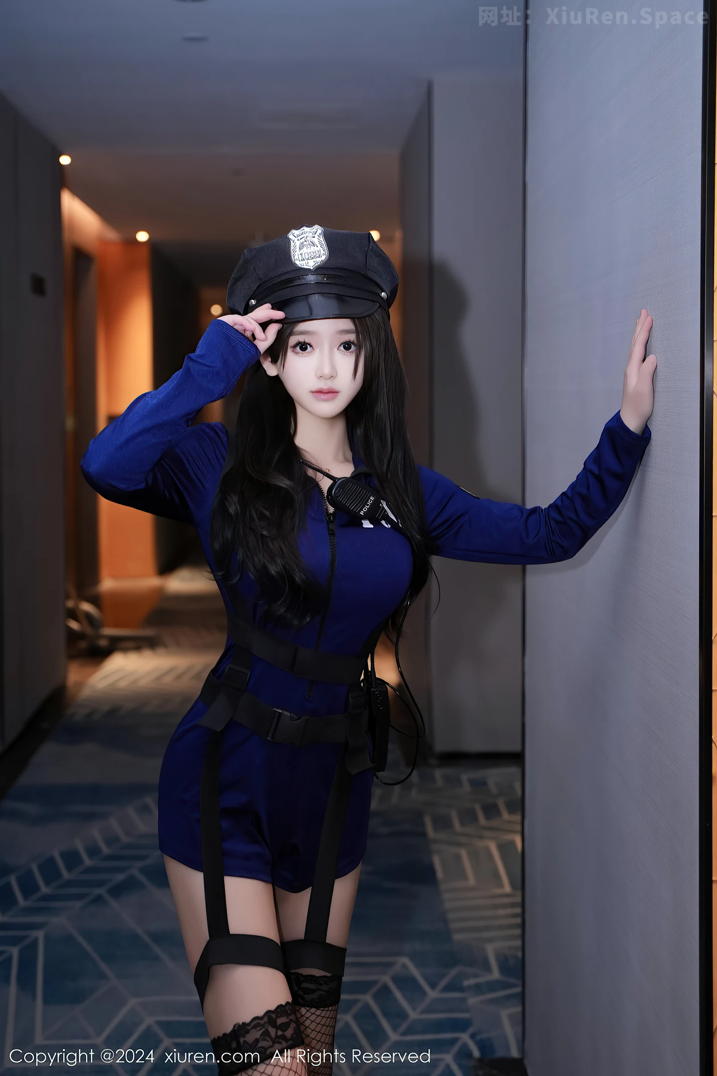 图片[3]-[XiuRen秀人网]VOL.8066 新人模特奶茶味的包子性感深蓝情趣制服配黑丝吊袜极致魅惑写真66P-秀人网官方网站